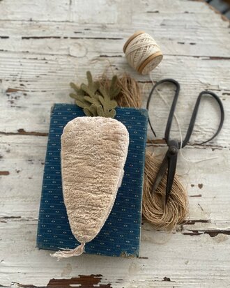 Velvet Parsnip Needle Book1