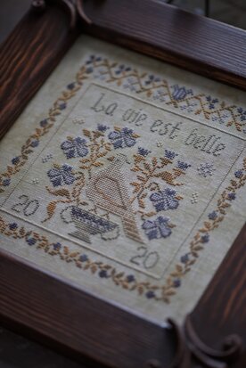 La Vie Est Belle - PDF - Stitches Through The Years