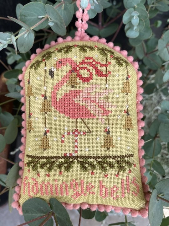 AFWERKEN MET POMPOMBAND AFWERKEN MET POMPOMBAND