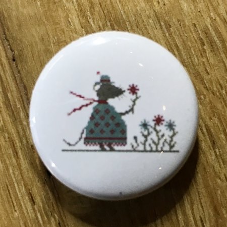 Naalden oppas Soedje in de tuin