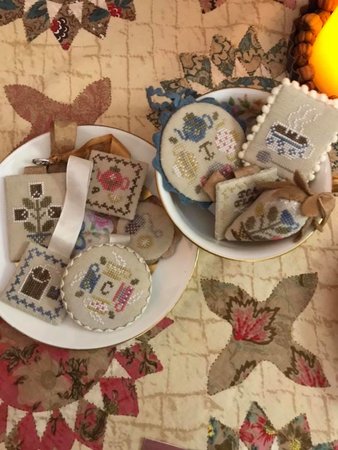 Festive Little Fobs : Teatime - Heartstring Samplery