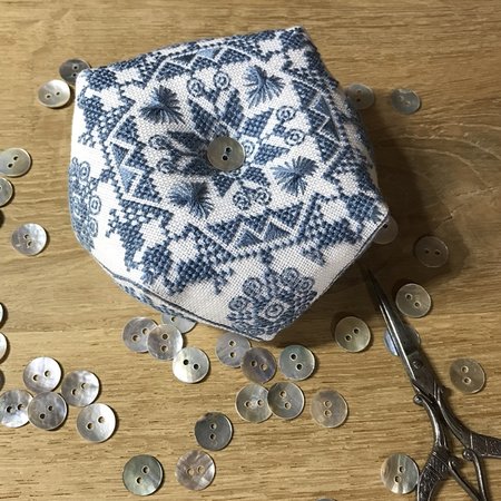 Speldenkussenclub XXII - Biscornu Blue