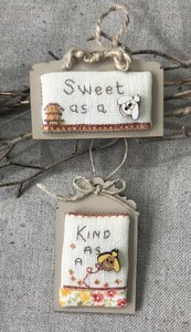 2 mini tags "Kind as a bee"